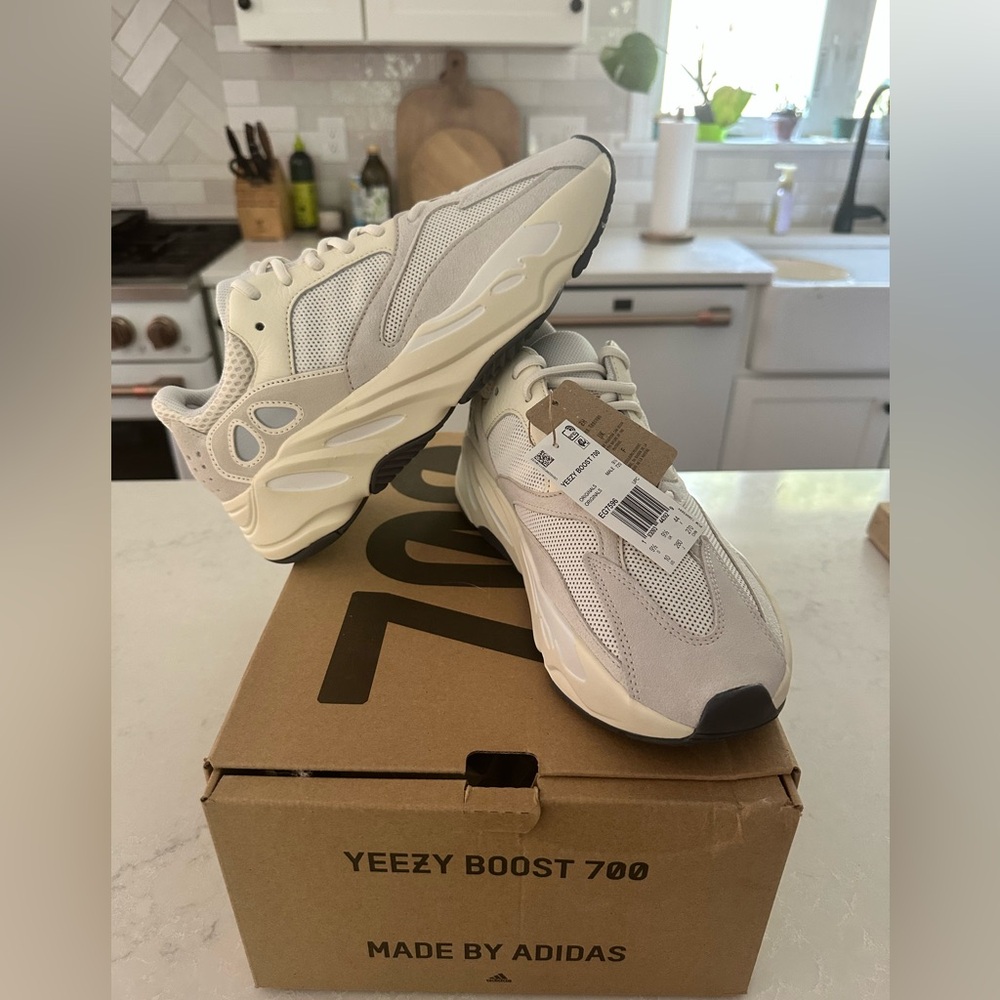 BNWT Yeezy Boost 700
